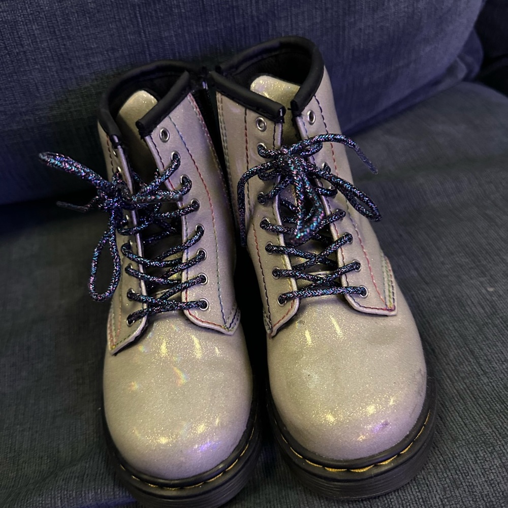 DR. MARTENS
Baby Silver 1460 Crinkle Boots